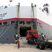 インド、チェンナイ市のエンノア港よりインドネシアに向けて船積みされる新型FUSOトラック