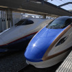 長野新幹線で先行的に営業運転を開始したJR東日本のE7系（右）。JR西日本のW7系もE7系と同一仕様だ。