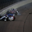 琢磨（後方）はアクシデントに巻き込まれた。写真：INDYCAR