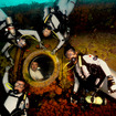アクエリアスの前で写真撮影する油井宇宙飛行士（右下）らNEEMO16のクルー（出典：JAXA／NASA）