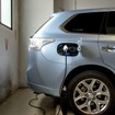 普通充電中のアウトランダーPHEV