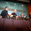 18日事故後の会見に臨むマレーシアのナジブ・ラザク首相（中央）
