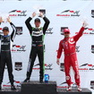 第13戦の表彰式。左から2位カストロネベス、優勝ブルデー、3位カナーン。写真：INDYCAR