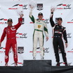 第14戦の表彰式。左から2位カナーン、優勝コンウェイ、3位パワー。写真：INDYCAR