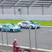 山崎選手が乗るCABANA RACING with P.MUチームのトヨタ86（手前）