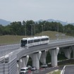 常電導磁気吸引式のリニアモーターカーを採用したリニモ。10月18日に車両基地見学ツアーが行われる。