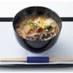 ANA、博多一風堂と共同開発した「コク極まる味噌『大地』」をANA国際線機内食で提供