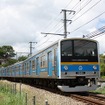 「ヤマノススメ号」で使用される富士急6000系電車。ヘッドマークを掲出するほか車内を「ヤマノススメ」ポスターで埋め尽くす。