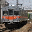 北陸鉄道石川線は金沢市内の野町駅と白山市内の鶴来駅を結んでいる。写真は鶴来駅を発車した石川線の電車。