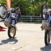 見物はバイクを使った曲技。コミカルなトークと妙技で会場を湧かせた