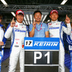 GT500ポールの#17 NSX陣営。塚越広大（左から2人目）、金石勝智監督（中央）、金石年弘（右から2人目）。