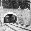 開業当時の旧・生駒トンネル。トンネル断面が狭く、後に大型車両の走行に対応した新生駒トンネルの建設により使用を中止した。