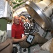 ISS滞在中のアレクサンダー・ゲルスト宇宙飛行士。写真はESAのISS補給船「ATV 5号機ジョルジュ・ルメートル」が到着、ISSに接続しハッチを開ける直前。