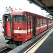 室蘭駅で発車を待つ711系（2005年）。本年度末までに全車引退する予定だ。