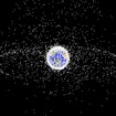 静止軌道のスペースデブリ（宇宙ゴミ）の分布を示したイメージ。点は衛星の大きさを反映したものではないが、静止軌道にもデブリの集中が存在することがうかがえる。
