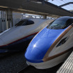 北陸新幹線の延伸開業日が2015年3月14日に決まった。JR東日本のE7系(右)とJR西日本のW7系を使用し、東京~金沢間を結ぶ『かがやき』『はくたか』などが運転される。