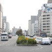 広島駅南口から稲荷町方面を望む（2014年4月）。写真中央の分離帯に路面電車の高架軌道を設けることが想定されている。