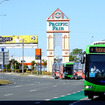 ゴールドコーストの路面電車「G：link」に乗って、Broadbeach South 駅へ。そこからNerang 駅行き路線バスに乗る。写真はRobina駅行きバス