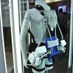 開発中の「アクティブパワースーツ」。電池&モーターで駆動するため、ケーブルが存在しない。