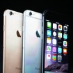 iPhone 6について説明するアップルの世界マーケティング担当上級副社長のフィル・シラー　(c) Getty Images