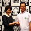 東京・台場で10月11～13日に開催される「Tokyo Motor Fes 2014」（日本自動車工業会主催）の記者発表での池会長（右）と鈴木ちなみさん