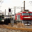 会場ではJR貨物のEH500形電気機関車（右）が展示される。