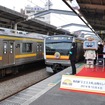 南武線の新型車両E233系が10月4日、営業運転を開始。武蔵中原駅2番線に入線する一番列車