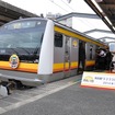 南武線の新型車両E233系が10月4日、営業運転を開始。一番列車の出発駅となった武蔵中原駅ではセレモニーが行われた