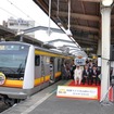 南武線の新型車両E233系が10月4日、営業運転を開始。一番列車の出発駅となった武蔵中原駅ではセレモニーが行われた