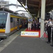 南武線の新型車両E233系が10月4日、営業運転を開始。セレモニーで演奏する洗足学園音楽大学の学生（右）