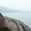 東海道本線の由比～興津間。線路内に土砂が流入し不通となっている。