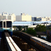 大井競馬場駅付近を走る東京モノレール1000形