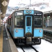 ハロウィンにちなんだプレゼントは上り3本・下り4本の列車で実施される。写真は青い森鉄道の青い森701系。