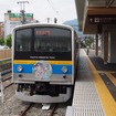 8月8日から運行を開始した「ヤマノススメ号」。10月27日からはヘッドマークや車内ポスターを変更して運行を再開する。