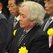 自動車関係功労者表彰の式場で、二輪関係者として初めての大臣表彰を受ける須川健仁さん（71）。