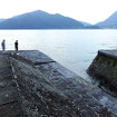 明治期から残る石積み埠頭。島原湾を望みながら釣り糸を垂らす子どもたちの姿があった