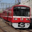 京急は2015年元旦から大師線の電車に掲出する干支ヘッドマークのデザインの募集を始めた。写真は2014年のヘッドマークを掲出して走る大師線の電車。