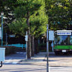 「新宿交通公園行」都営バスが停車中……