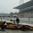 #8 デュバルは第2レース決勝3位。雨のため、観客席は屋根下が混雑。