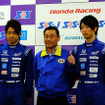 左から上村優太選手、中嶋悟校長（元F1ドライバー）、石坂瑞基選手