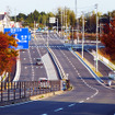 稲生駅に続くサーキット道路。歩道を行く人の姿はない