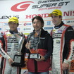 GT300のチーム部門チャンピオンは#11 メルセデスが獲得（左から平中克幸、田中哲也監督、ビルドハイム）。