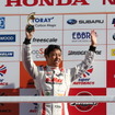 通算100戦参戦を今年達成した星野一樹（#3 GT-R GT3）が特別表彰を受けた。