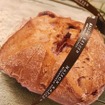 ボージョレー・ヌーヴォーを使ったJALオリジナルパン「パン・オ・ボージョレー」