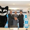 左から周南ツーリズム協議会藤井代表理事、 周南市の木村市長、ヤマト運輸の中山主管支店長