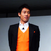 自分が思い描くジャガーFタイプと対面した錦織圭（Fタイプ 錦織圭エディション発表、11月20日・都内）