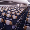 2本の通路は頭上空間に余裕があり、これによって機内が広く感じる。