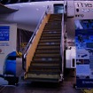 普段の乗降では使われることがない、機体右後部のドアから機内へ入った。