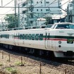 登場時は183系に施された「グレードアップあずさ色」。