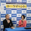 書泉グランデが今年8月から始めた鉄道イベント「テツナイト」。12月4日は千原櫻子さん（右）のコミックエッセイ「相方が鉄ちゃんでして…」の発売にあわせ「臨時列車」が運転された。